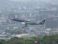 福岡の町並みをバックに離陸①