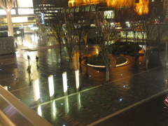 雨の博多駅前