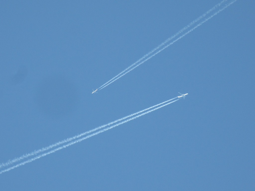 2機接近した飛行機雲