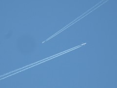 2機接近した飛行機雲