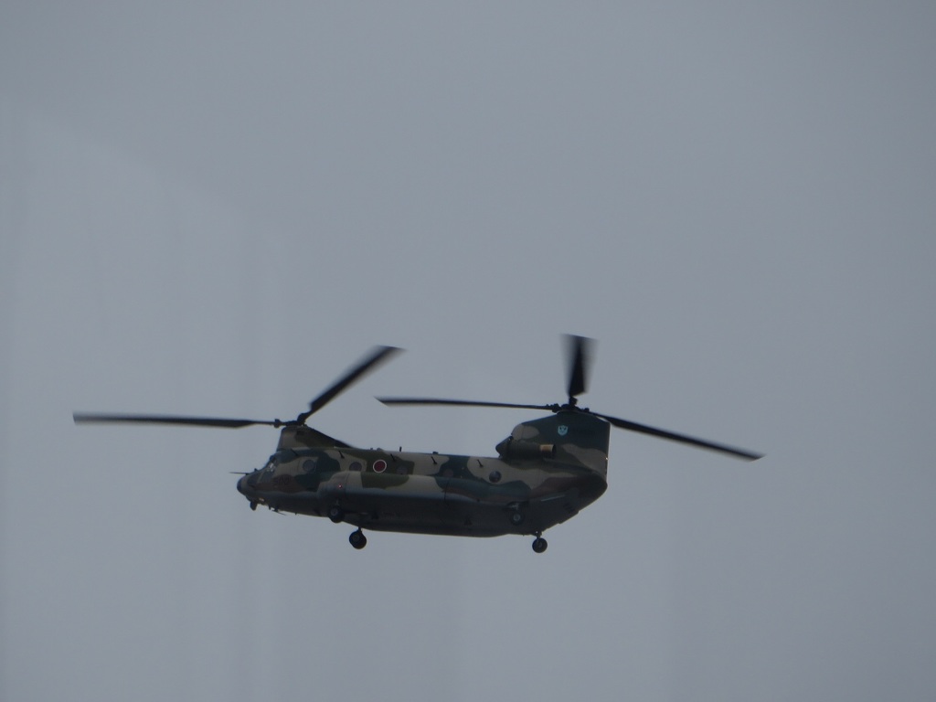 空港周辺を飛行する自衛隊ヘリ