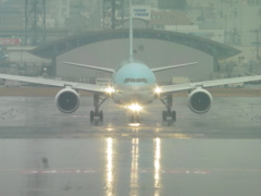 雨の福岡空港④