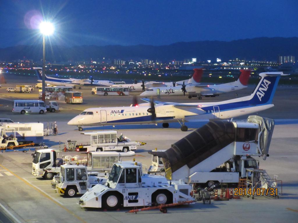 プロペラ機がたくさん並ぶ夜の福岡空港