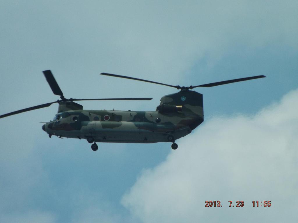 上空を飛行する航空自衛隊へり