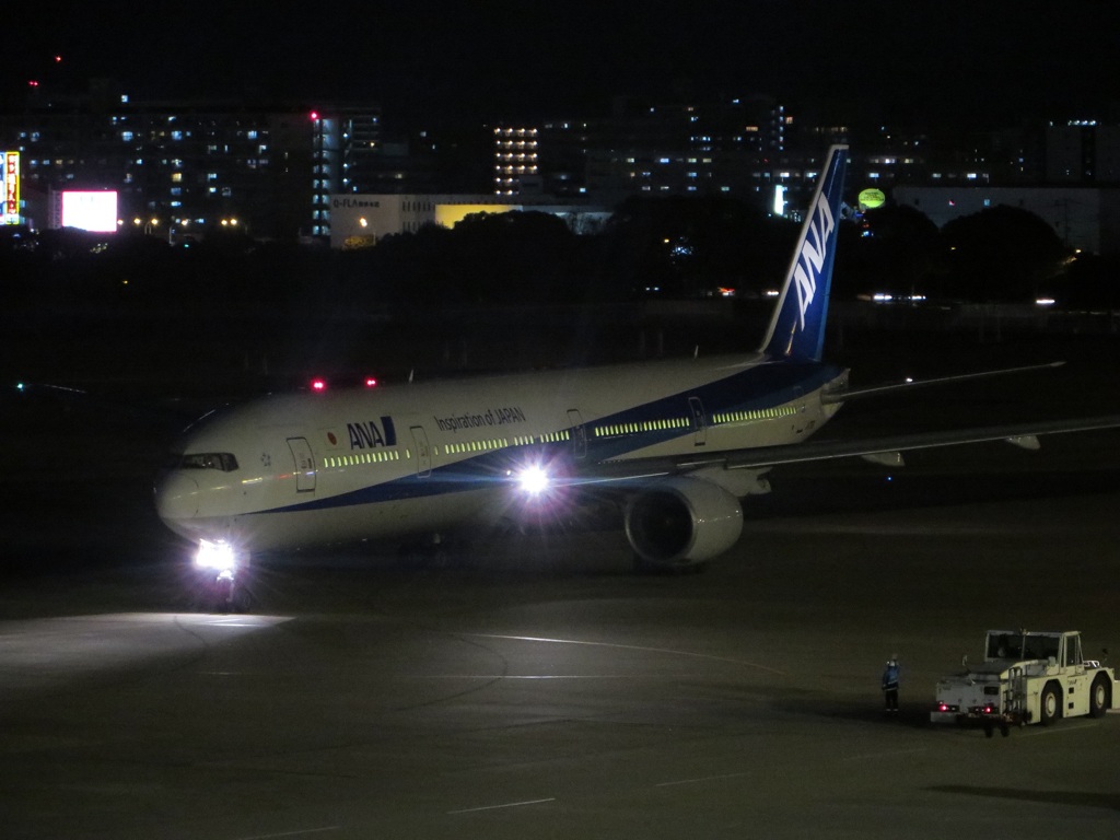 まばゆいライトをつけANA出発