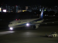 まばゆいライトをつけANA出発