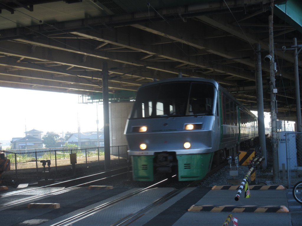 目の前を通過する783系みどり