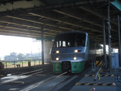 目の前を通過する783系みどり