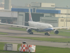 北側の高台より眺める空港②