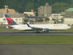 DELTA  B767-300ER 到着