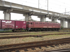 竹下駅を通過するEF81-406貨物②