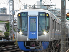 目の前を通過する西鉄電車