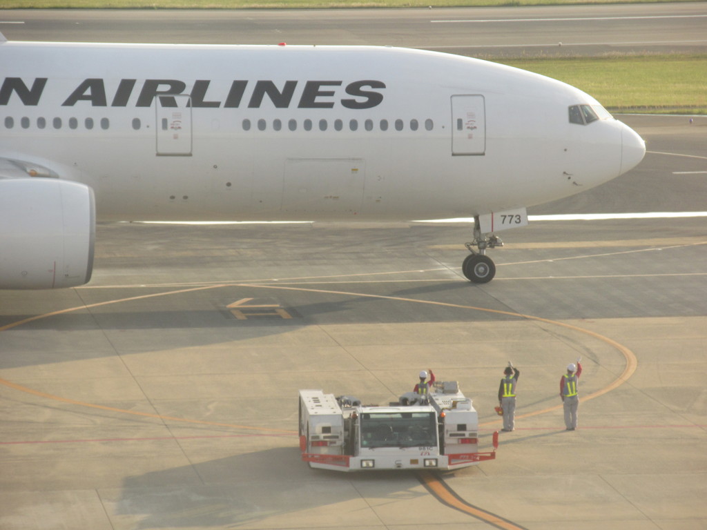 JAL　B777-200を見送る係員