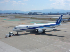 ANA  B767-300ERの出発　福岡空港にて　①