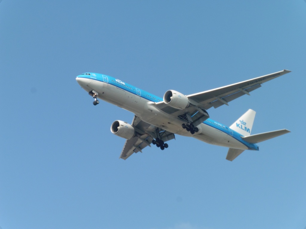 着陸するＫＬＭ
