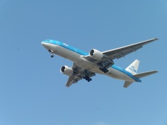 着陸するＫＬＭ