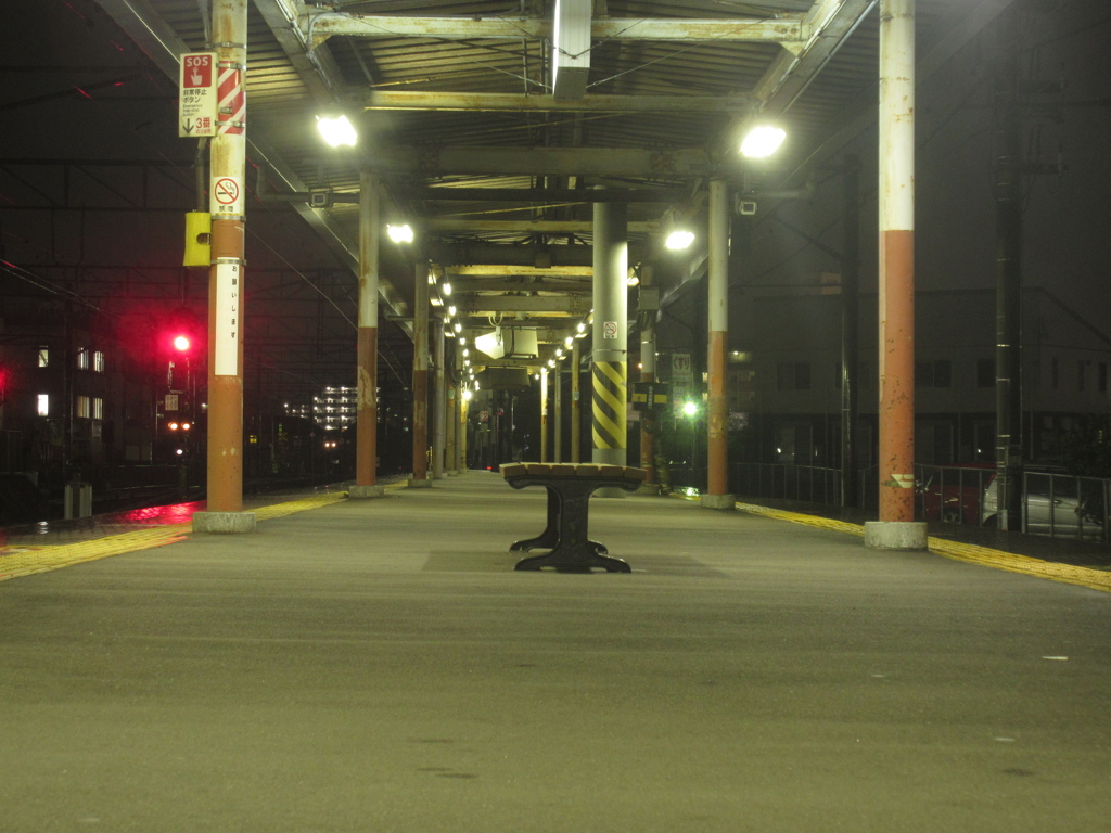 夜の駅のホームにて
