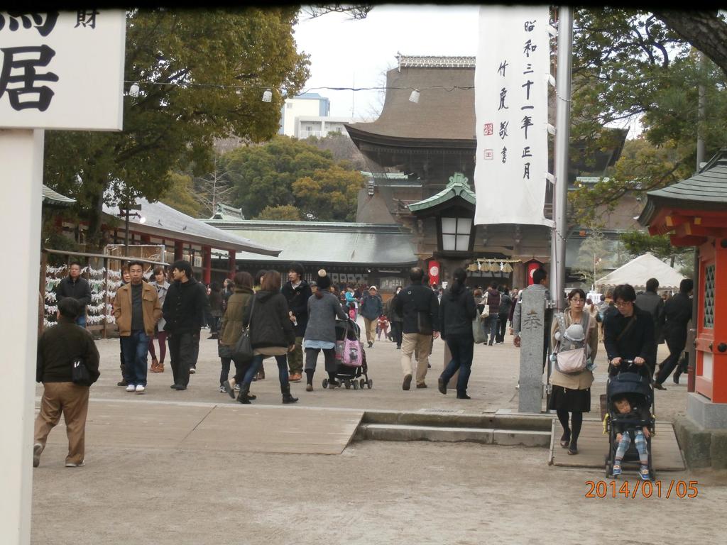 初詣で賑わう人々②