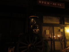 夜のアンティークなカフェ