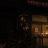 夜のアンティークなカフェ