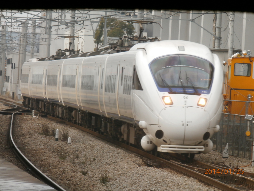 鹿児島本線竹下駅を通過する885系かもめ