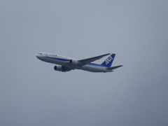 ANA  B767-300ER  JA610Aの着陸　博多シティ屋上より　①