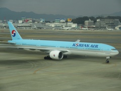 KOREAN　B777-300ER到着