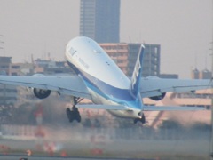 ANA  B777の離陸　福岡空港にて
