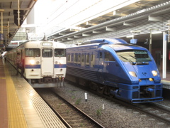 朝の博多駅にて415系と883系