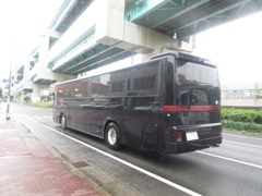 黒塗りのバス
