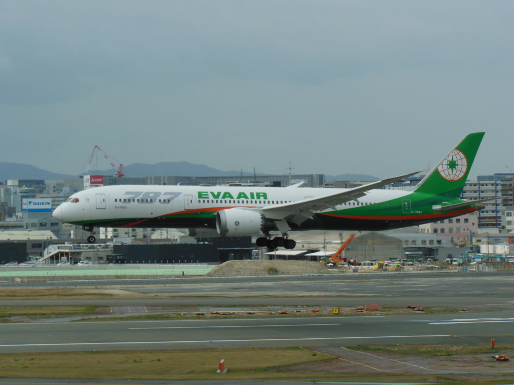 EVA AIR B787-9  福岡空港へランディング　②