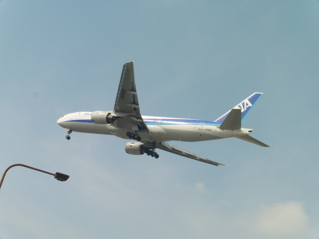 ANA  B777-200 JA8199着陸