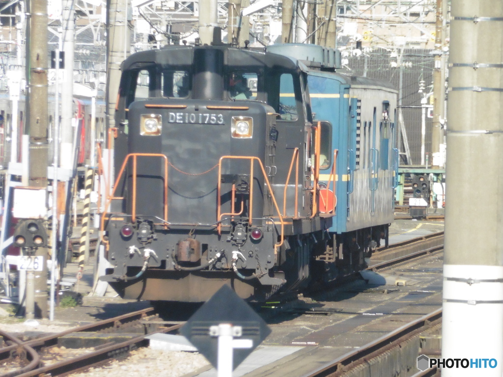 DE10-1753機関車と検査車両