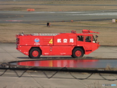 空港周辺で訓練する消防車