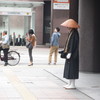 街中に立つお遍路さん