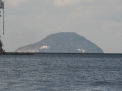 博多港から見える玄海島