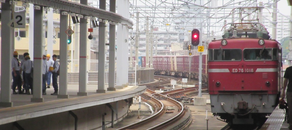 駅を通過する貨物列車