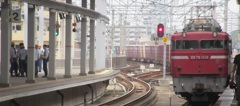 駅を通過する貨物列車