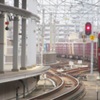 駅を通過する貨物列車