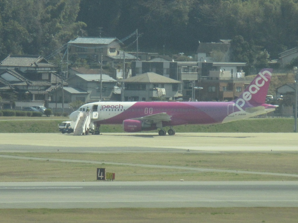 滑走路上でパンクしたPEACH　JA805P