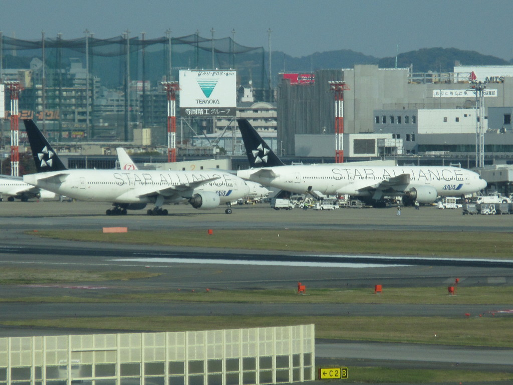 ２機重なったANA　B777-200　スターアライアンス