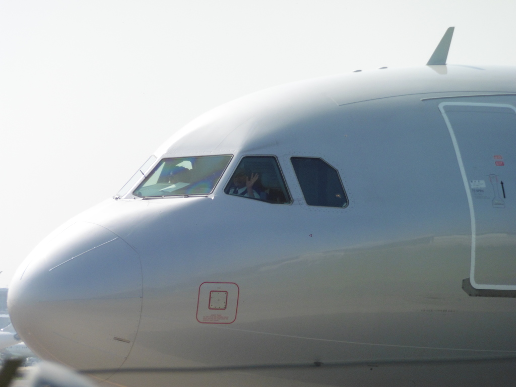 手を振ってくれるジェットスターのキャプテン