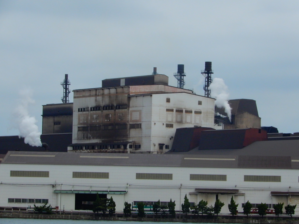 北九州の立ち並ぶ工場　③