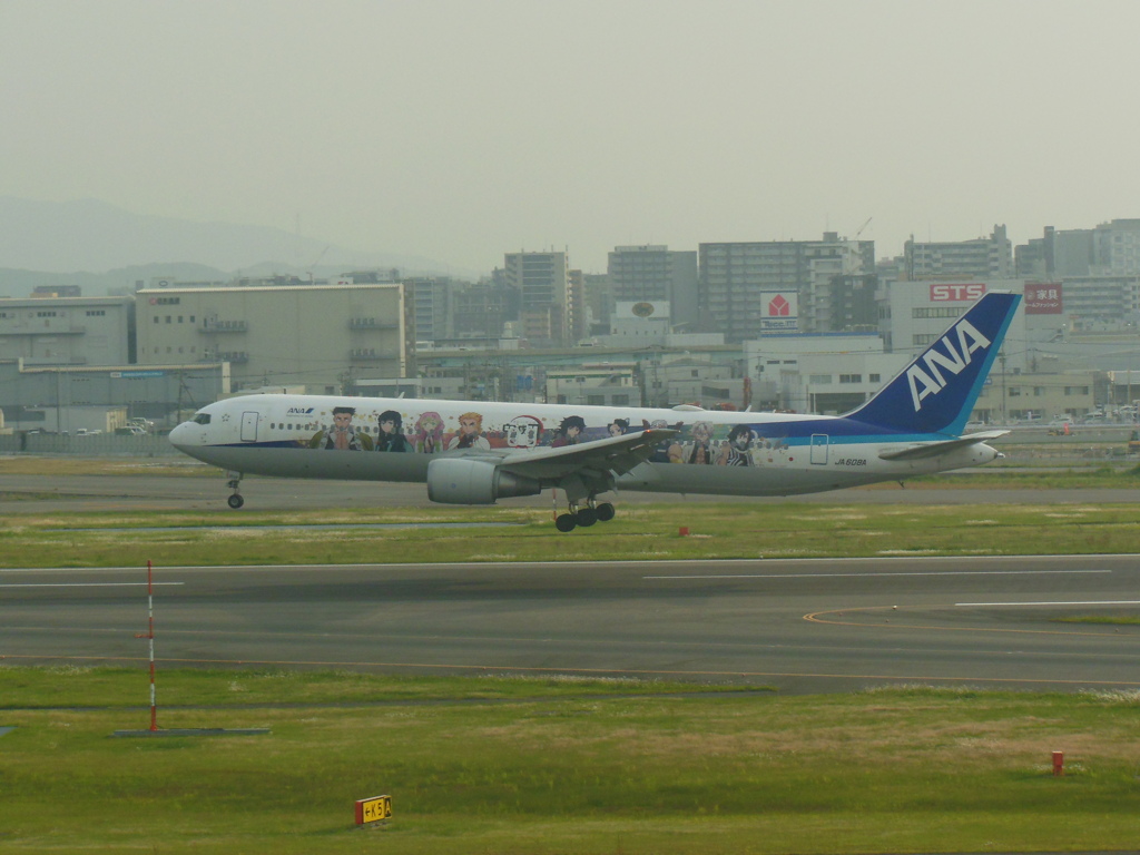 ANA  B767-300ER  JA608A  鬼滅ジェットの到着　 ①