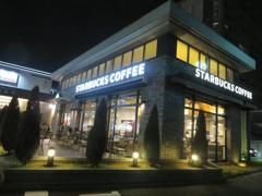 夜のスタバの雰囲気