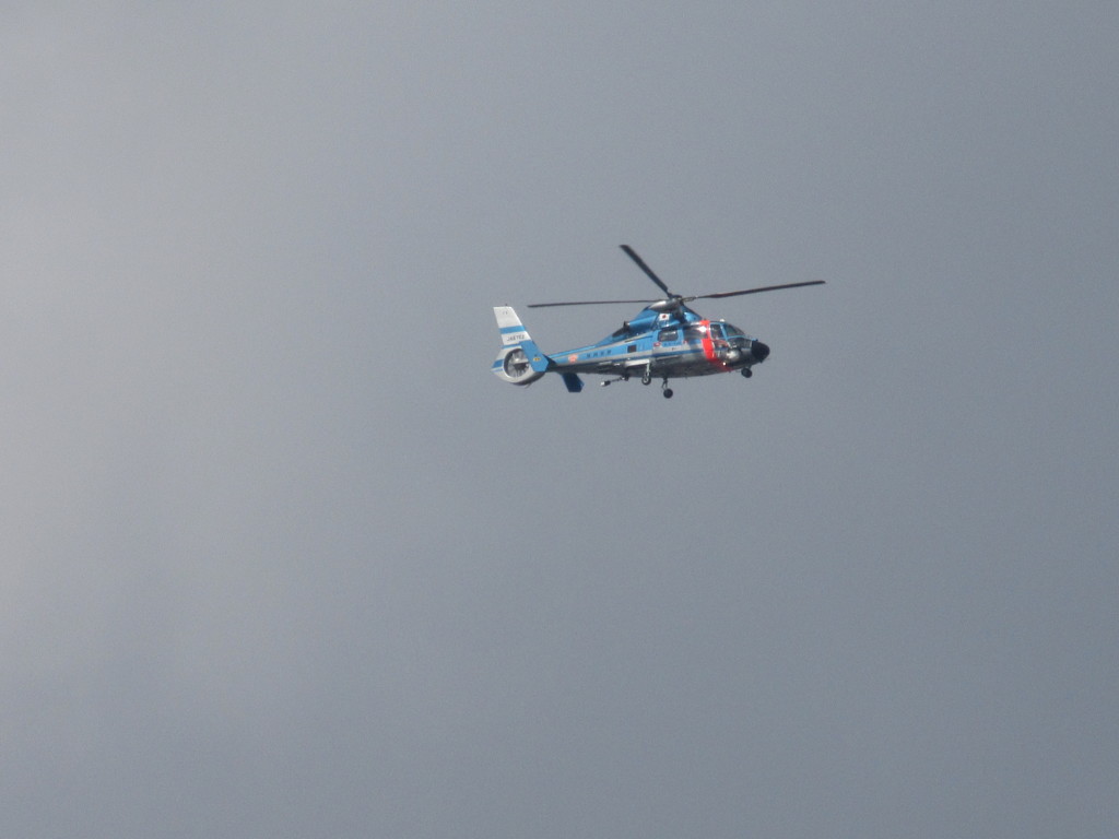 福岡市上空を飛ぶ県警ヘリコプター
