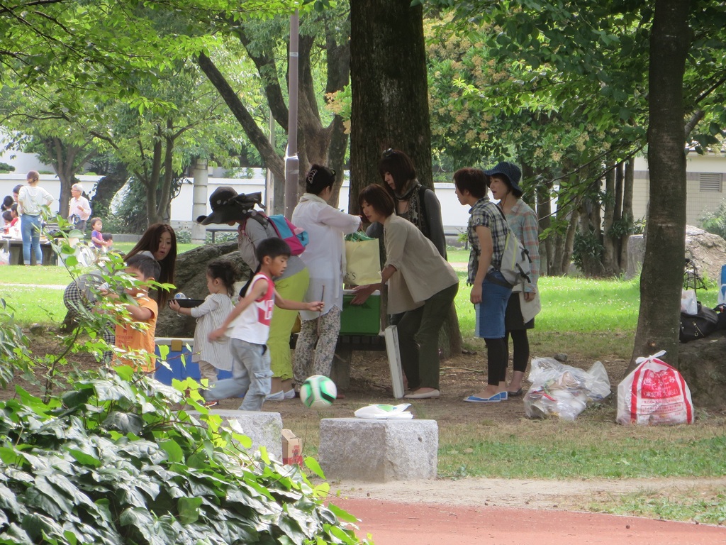 公園でバーベキューを楽しみ人たち①