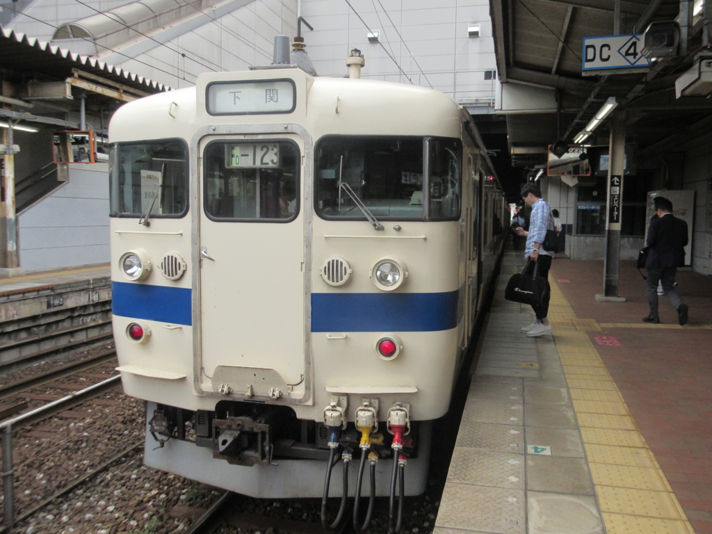 415系FO123下関行き　小倉駅にて