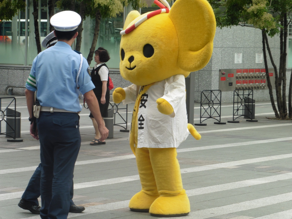 博多駅前シートベルト着用PR①