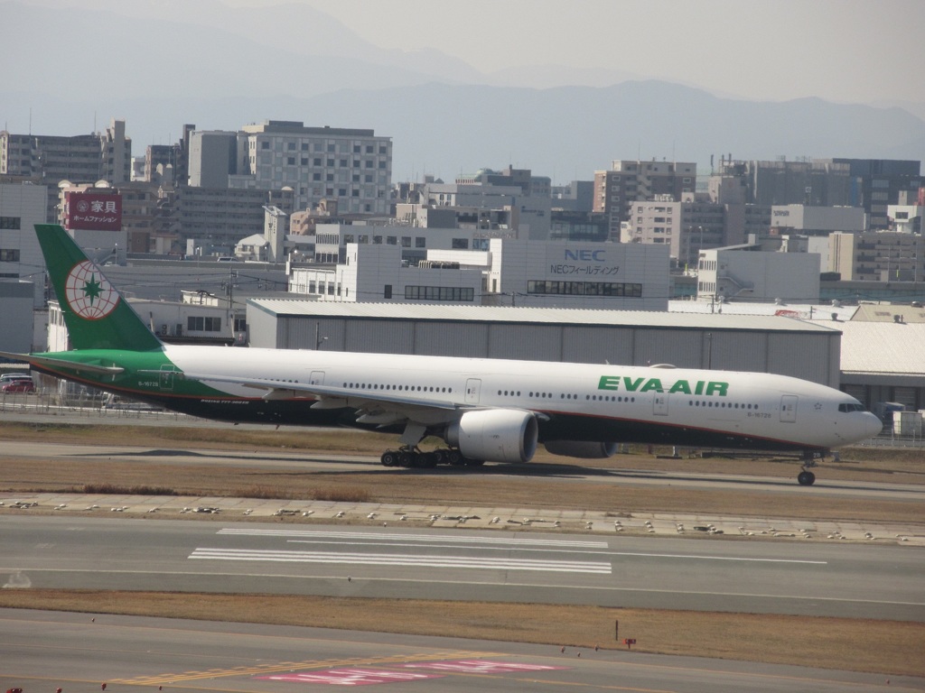 EVA　777-300  新塗装飛来①